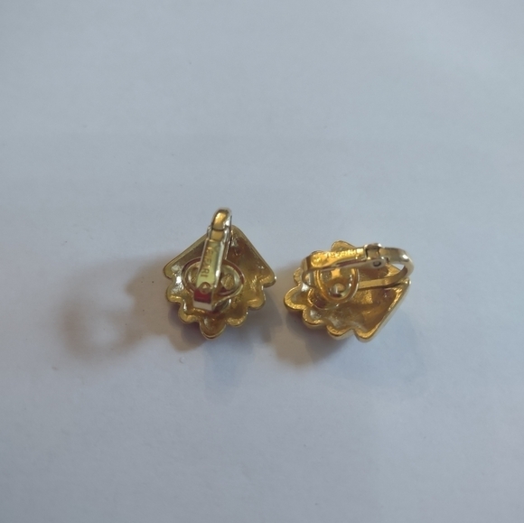 Trifari women's shell clip on earrings REASONABLE OFFERS ACCEPTED - Picture 3 of 4